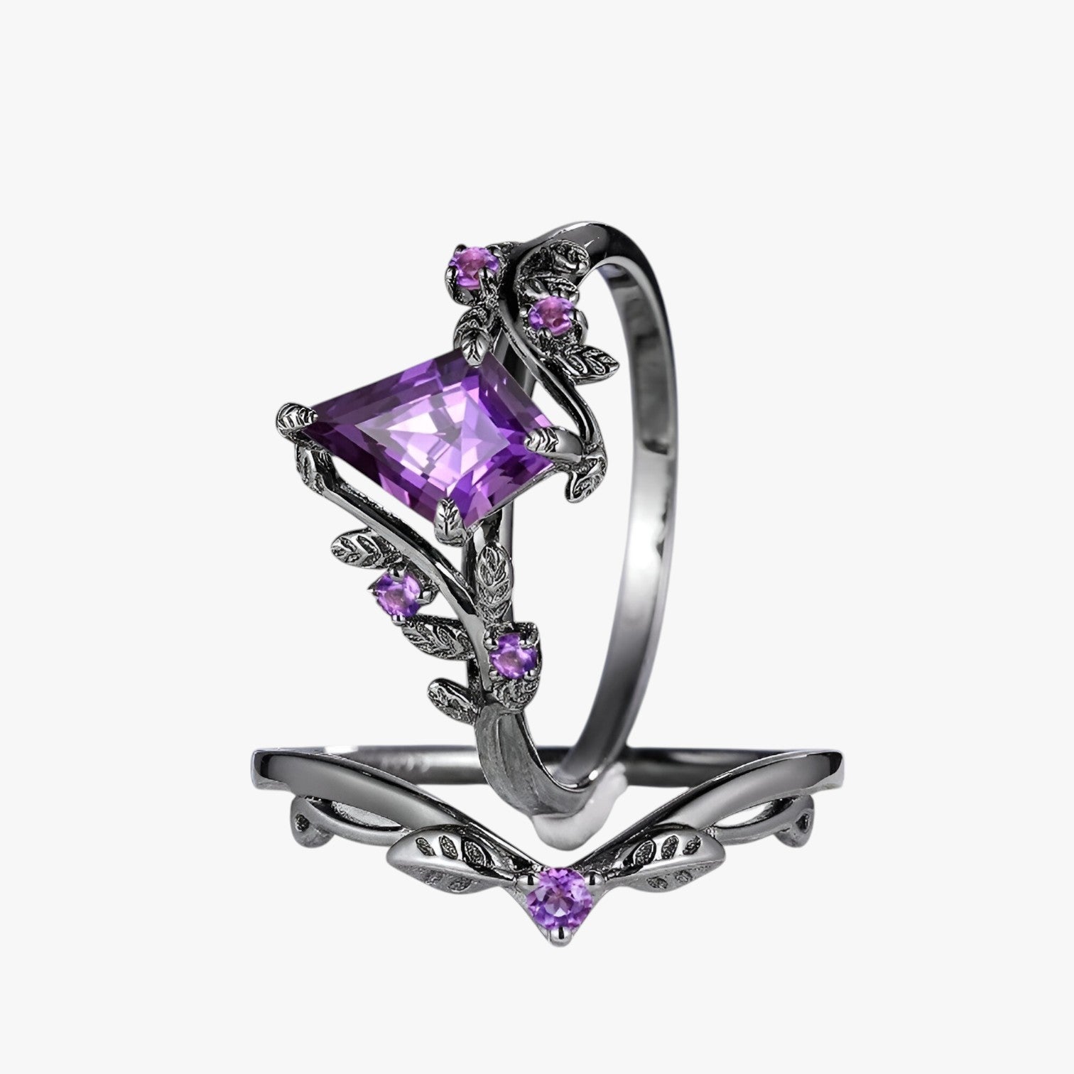 Set aus lila stapelbaren Ringen im Gothic-Stil