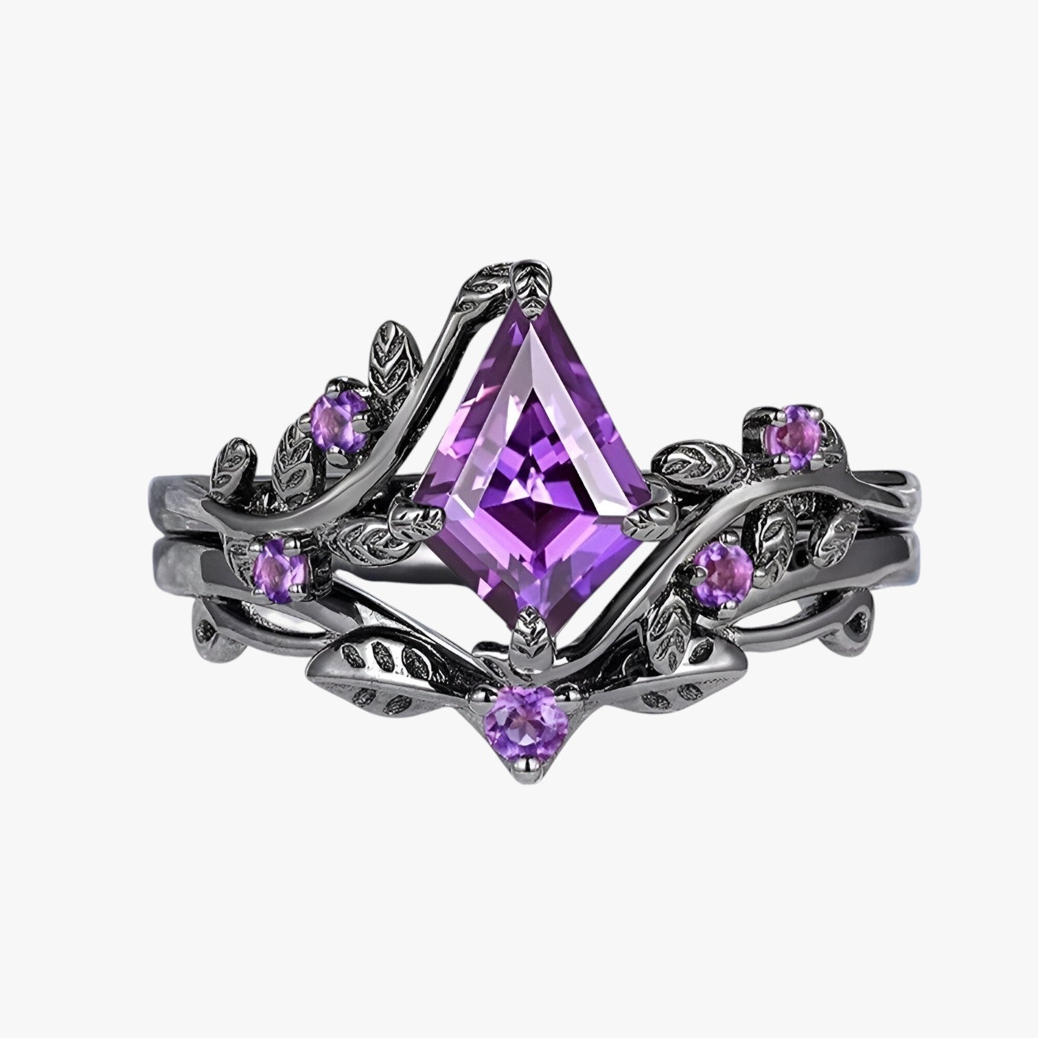 Set aus lila stapelbaren Ringen im Gothic-Stil