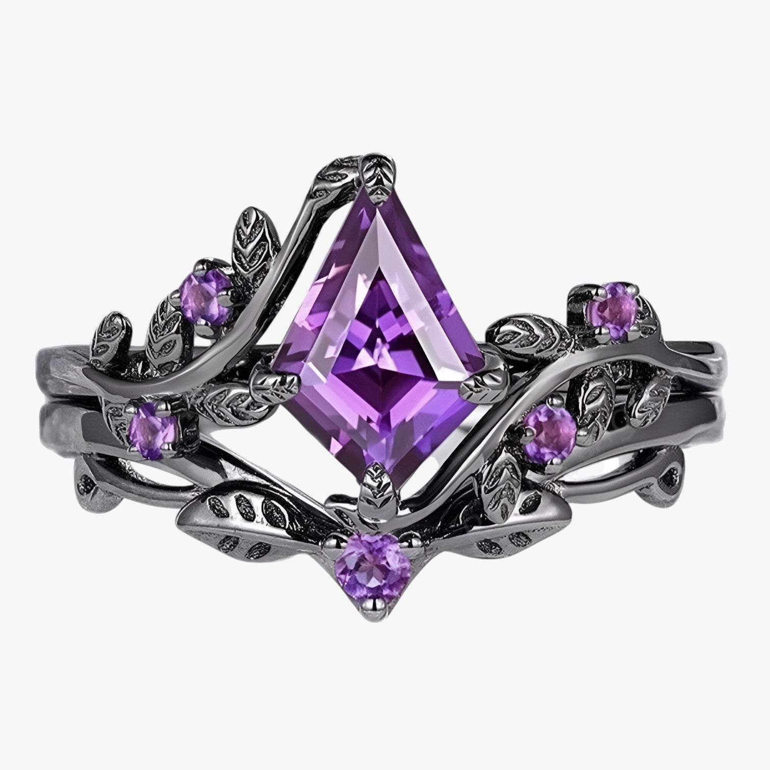 Set aus lila stapelbaren Ringen im Gothic-Stil