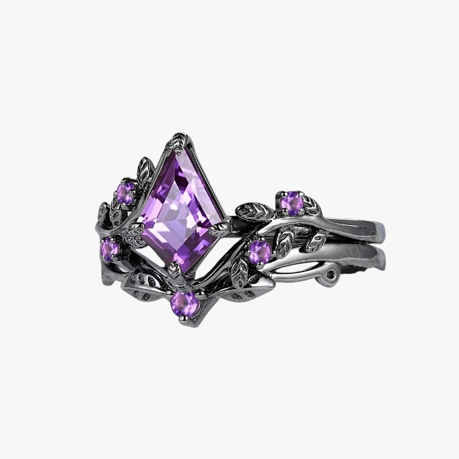 Set aus lila stapelbaren Ringen im Gothic-Stil