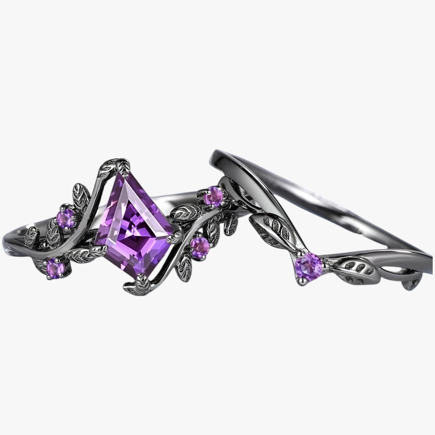 Set aus lila stapelbaren Ringen im Gothic-Stil
